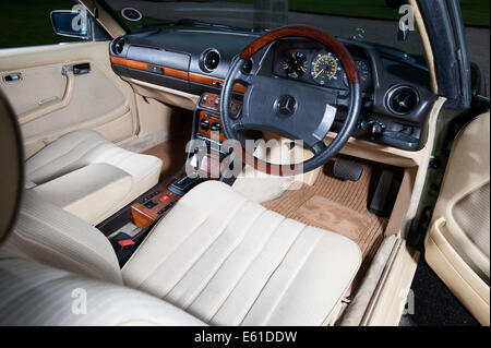 1980 Mercedes 280CE W123 e classe di lusso coupe Auto tedesca la guida Foto Stock