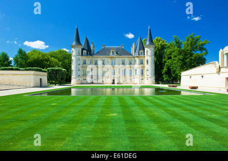 Château Pichon Longueville Baron (comunemente indicati come Pichon Baron) a Bordeaux, Francia, in una giornata di sole Foto Stock