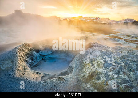 Paesaggio di sorgenti calde geotermali, pentole di fango e fumarole, Namaskard dal Lago Myvatn, settentrionale, Islanda Foto Stock