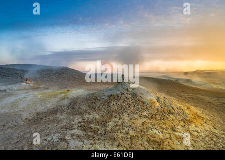 Paesaggio di sorgenti calde geotermali, pentole di fango e fumarole, Namaskard dal Lago Myvatn, settentrionale, Islanda Foto Stock