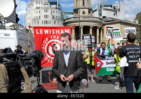 Il giornalista televisivo facendo un'outside broadcast in Regent Street da BBC Broadcasting House durante il mese di marzo per Gaza, Aug 2014 Foto Stock