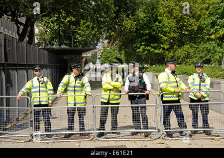 La polizia in servizio presso l'Ambasciata americana in Grosvenor Square durante una marcia di protesta attraverso il centro di Londra, agosto 2014 Foto Stock