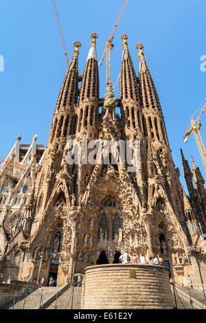 La Sagrada Familia di Antoni Gaudí della celebre incompiuta Chiesa a Barcellona Spagna iniziato nel 1880. JMH6330 Foto Stock