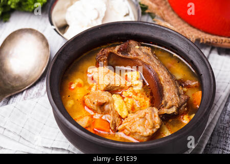 Tradizionale piatto ungherese - bogracs gulasch, stufati di carne e verdure in paiolo di rame Foto Stock
