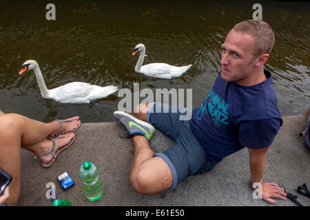 Naplavka è una passeggiata lungo il fiume Moldava, un luogo di incontro e un sacco di spazio per le attività del tempo libero a Praga, Repubblica Ceca Foto Stock