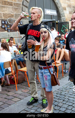 Un paio di punk che bevono birra sul lungomare di Naplavka, fuori da un bar Praga, Repubblica Ceca i giovani amici di Punk si bevono Foto Stock