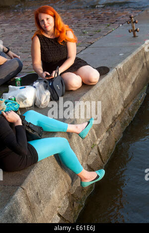 Naplavka è una passeggiata lungo il fiume Moldava, un luogo di incontro e un sacco di spazio per le attività del tempo libero a Praga, Repubblica Ceca Foto Stock