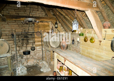 Interno della casa di cottura, Cosmeston Borgo Medievale, Cosmeston Lakes e Country Park, Penarth, Vale of Glamorgan, Galles del Sud. Foto Stock