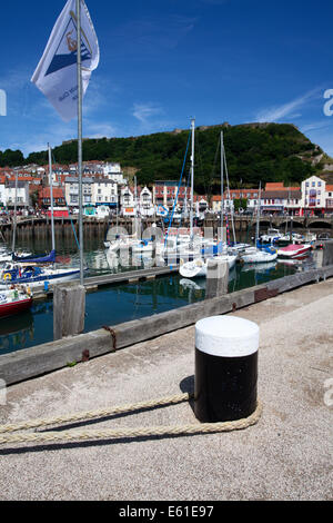 Il Porto Vecchio e la Collina del Castello da Vincents Pier Scarborough North Yorkshire Inghilterra Foto Stock