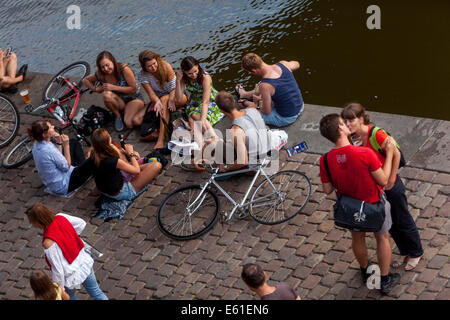 Naplavka è una passeggiata lungo il fiume Moldava, un luogo di incontro e un sacco di spazio per le attività del tempo libero a Praga, Repubblica Ceca Foto Stock