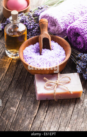 Lavanda spa - olio essenziale, seasalt, viola gli asciugamani e sapone artigianale Foto Stock