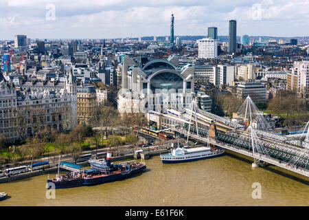 Il fiume Tamigi e Waterloo Bridge, Tattershall Castle pub nave e Charing Cross stazione ferroviaria dal London Eye. JMH6339. Foto Stock