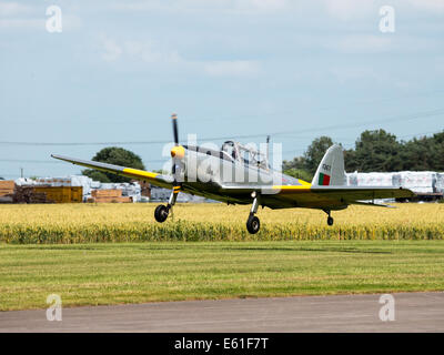 Un degli anni cinquanta era ex-Royal Air Force Scoiattolo striado formazione pilota aereo decolla a Breighton airfield, nello Yorkshire, Regno Unito Foto Stock