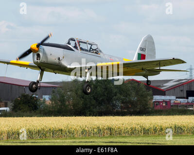 Un degli anni cinquanta era ex-Royal Air Force Scoiattolo striado formazione pilota aereo decolla a Breighton airfield, nello Yorkshire, Regno Unito Foto Stock