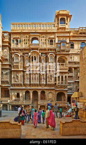 Ricco ornato facciata di Patwon Ki Haveli, Jaisalmer, Rajasthan, India Foto Stock