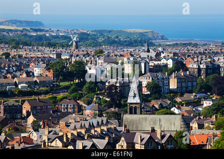 Scarborough Skyline da Olivers Mount con mulino a vento ora Bed and Breakfast Alloggio North Yorkshire, Inghilterra Foto Stock