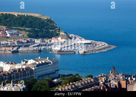 Porto Vecchio e Porto orientale sotto la collina del castello da Olivers Mount Scarborough North Yorkshire Inghilterra Foto Stock