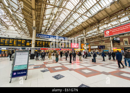 Atrio Interno della stazione ferroviaria di Victoria Londra England Regno Unito. JMH6362 Foto Stock