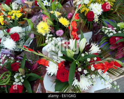 Estate misti bouquet di fiori con rose gigli crisantemi per la vendita in un mercato di strada Dalston Londra, UK KATHY DEWITT Foto Stock