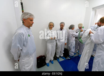 Dolni Brezany, Repubblica Ceca. Il 4° agosto 2014. I dipendenti e i visitatori nel centro laser HILASE in Dolni Brezany, Repubblica Ceca, 4 agosto 2014. Il Centro Laser HILASE è unico non solo nella Repubblica ceca ma anche in Europa. Lo scopo del progetto è quello di sviluppare la tecnologia laser con una rivoluzione parametri tecnologici. © Michal Dolezal/CTK foto/Alamy Live News Foto Stock