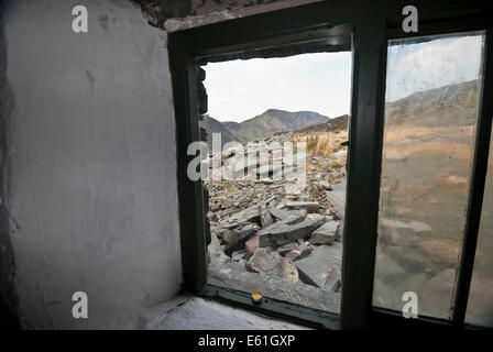 Vista attraverso la finestra di bothy verso l'alta rupe a duplicazioni cava, vicino Fleetwith Pike e Haystacks, Lake District Foto Stock