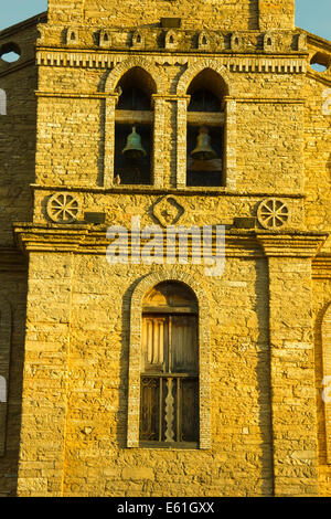 Dettagli della torre principale di Santo Antonio chiesa storica in Grão Mogol, Minas Gerais, Brasile Foto Stock