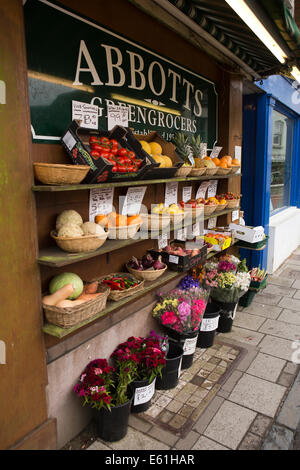 Regno Unito Inghilterra, Dorset, Shaftesbury, Bell Street, ben fornito al di fuori di scaffalature di fruttivendolo shop Foto Stock