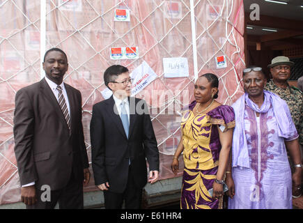 Conakry Guinea. 11 Ago, 2014. Ambasciatore cinese in Guinea Bian Jianqiang (2 L) e ministro della Guinea Cooperazione internazionale Koutoubou Moustapha sano (1L) partecipare ad una cerimonia del trasferimento del virus di Ebola di forniture di soccorso fornito dalla Cina all'aeroporto di Conakry, capitale della Guinea, 11 Agosto, 2014. Un Cinese piano di emergenza trasporto di rifornimenti umanitari in Guinea, Sierra Leone e Liberia sbarcati qui il lunedì per aiutare i tre paesi dell Africa occidentale lotta contro un focolaio di epidemia ebola. Credito: Xinhua/Alamy Live News Foto Stock