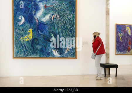 Visitatore o turista ammirando la pittura di Chagall nel Museo Marc Chagall e Galleria d'Arte di NIZZA CIMIEZ Alpes-Maritimes Francia Foto Stock