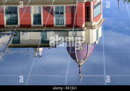 Le riflessioni di Belle Epoch Architettura in Miroir d'Eau fontana sulla Place Massena, Town Square o Plaza bello Alpes-Maritimes Francia Foto Stock