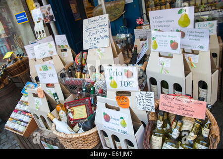 Il vino e il sidro di mele per la vendita in un negozio di Honfleur, Normandia Francia Europa Foto Stock