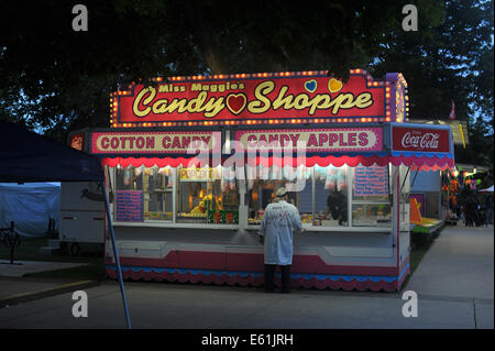 Una caramella cibo van in un luna park di notte tempo. Foto Stock