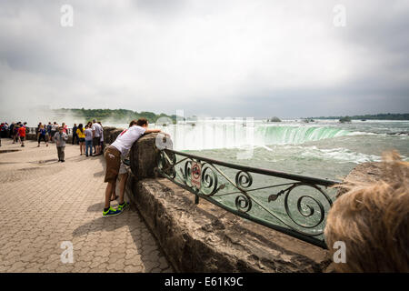 Vista delle Cascate del Niagara e dal litorale canadese, Southern Ontario Canada, America del Nord Foto Stock