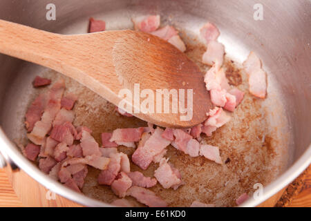 La cottura ventresche pancetta affumicata in padella Foto Stock