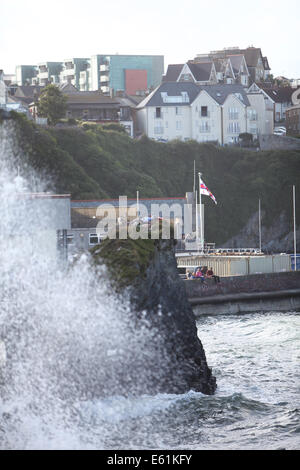 Newquay, Cornwall, Regno Unito. 10 Ago, 2014. Meteo: resti di uragano Bertha ha colpito il Cornish Coast causando mare mosso e high surf. Due uomini sono intrappolati su una roccia da surf e deve attendere per la marea di cambiare prima di essere in grado di lasciare. Credito: Nicholas Burningham/Alamy Live News Foto Stock