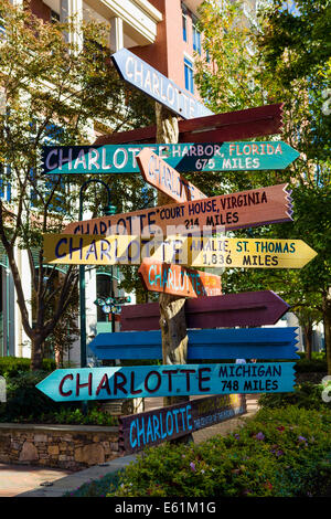 Indicazioni per diversi "Charlottes' sul verde, appena fuori da South Tryon Street, Charlotte, North Carolina, STATI UNITI D'AMERICA Foto Stock