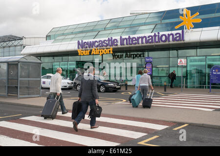 I passeggeri in arrivo all'Aeroporto Internazionale di Newcastle, North East England, Regno Unito Foto Stock