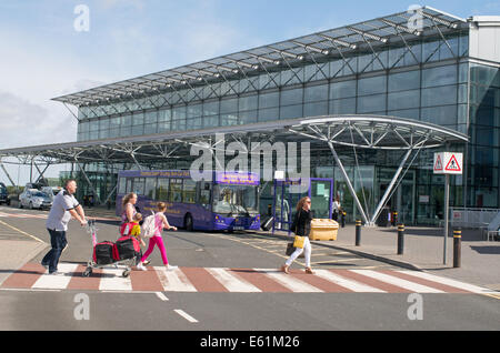 I passeggeri in arrivo all'Aeroporto Internazionale di Newcastle, North East England, Regno Unito Foto Stock