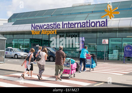 I passeggeri in arrivo all'Aeroporto Internazionale di Newcastle, North East England, Regno Unito Foto Stock