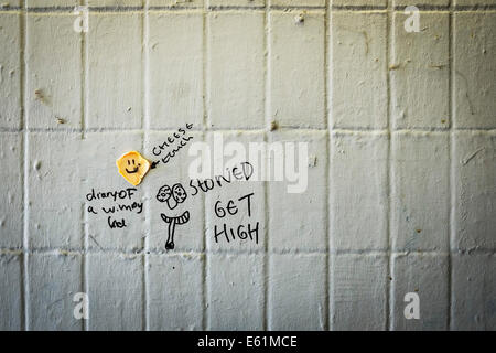 Strano graffiti su un muro. Foto Stock