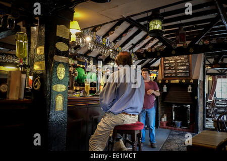 L'interno del centro storico di cane casa pubblica in Herongate in Essex.. Il pub è il XVII secolo tradizionale pub di campagna. Foto Stock