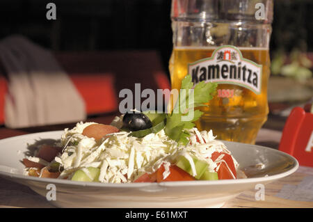 Tradizionale insalata bulgara e la birra costa di Burgas, Bulgaria Foto Stock