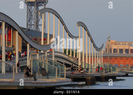 Un ponte pedonale a Rambla de Mar Port Vell di Barcellona, Spagna Foto Stock