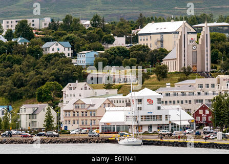 Harbourfront con Akureyri chiesa in background, Islanda. | Hafenfront von Akureyri, mit der Kirche im Hintergrund, Isola Foto Stock