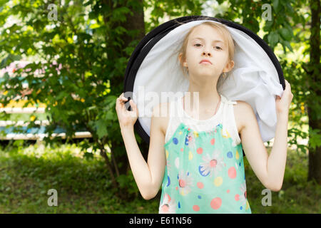 Piuttosto giovane ragazza Slim in bianco Round Hat su sfondo Natura Foto Stock