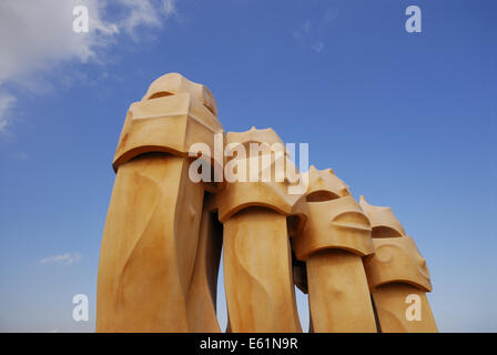 Camini surreale o sculture, sul tetto della Casa Milá o La Pedrera, di Antoni Gaudi, Barcellona, Spagna Foto Stock