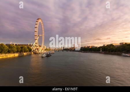 Vista dal ponte a Hungerford attraverso il Tamigi da verso la London Eye e Westminster, nel tardo pomeriggio, Londra, Regno Unito. Foto Stock