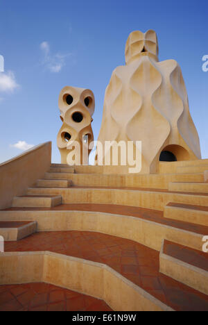 Camini surreale o sculture, sul tetto della Casa Milá o La Pedrera, di Antoni Gaudi, Barcellona, Spagna Foto Stock