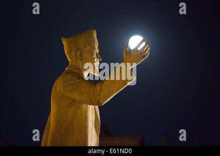 Salonicco, Grecia. 10 Ago, 2014. Il supermoon è visto come sorge dietro la statua di Eleftherios Venizelos di Salonicco, Grecia il 10 agosto 2014. Credito: Konstantinos Tsakalidis/Alamy Live News Foto Stock