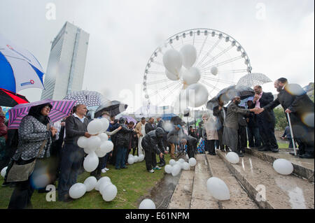 Manchester, Regno Unito. 11 Agosto, 2014. Una pace veglia è tenuto in Piccadilly Gardens nel Manchester in memoria di coloro che hanno perso la vita nel conflitto di Gaza. Organizzato dall'Assessore Bev Craig, ella è unita da un decano, il Rabbino e Imam nella preghiera per la pace - seguita dal rilascio di palloncini Credito: Russell Hart/Alamy Live News. Foto Stock